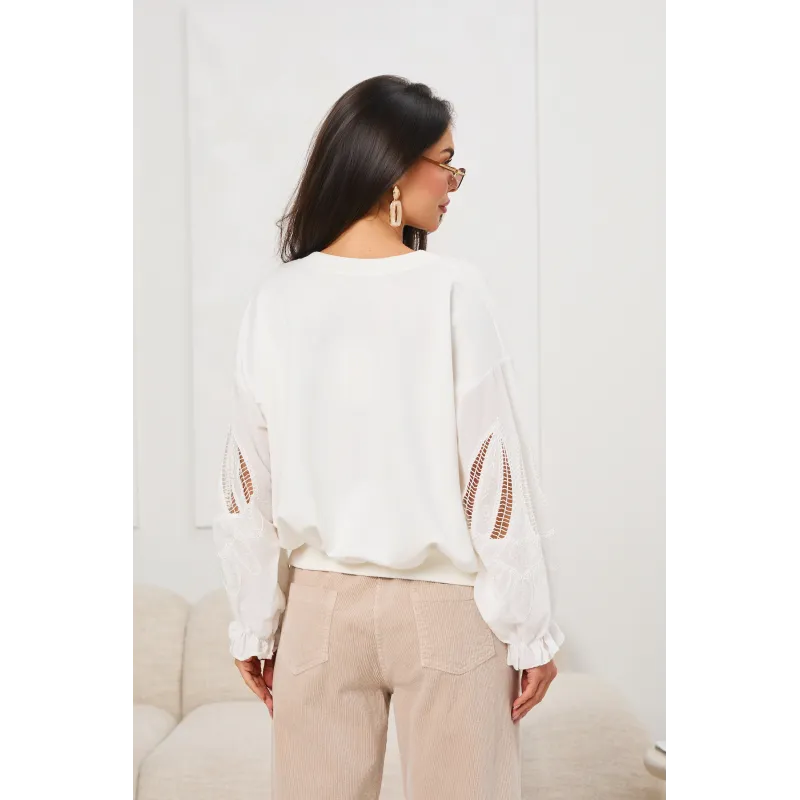 Bluzka z ozdobnymi haftowanymi rękawami | Sprzedaż hurtowa odzieży damskiej