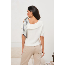 Sweter z odkrytym ramieniem i apaszką w grochy | Hurtownia odzieży damskiej do butiku