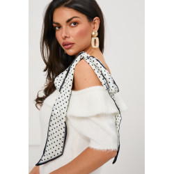 Sweter z odkrytym ramieniem i apaszką w grochy | Hurtownia odzieży damskiej do butiku