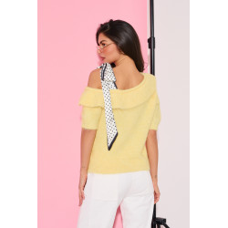 Sweter z odkrytym ramieniem i apaszką w grochy | Hurtownia odzieży damskiej do butiku