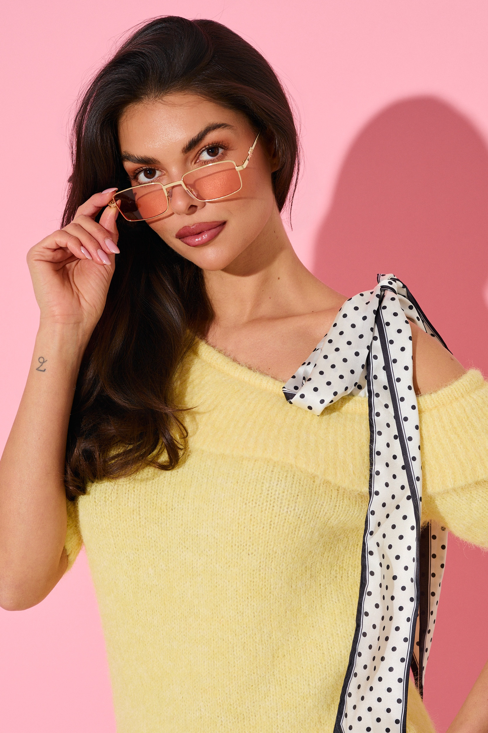 Sweter z odkrytym ramieniem i apaszką w grochy | Hurtownia odzieży damskiej do butiku