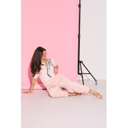 Sweter z odkrytym ramieniem i apaszką w grochy | Hurtownia odzieży damskiej do butiku