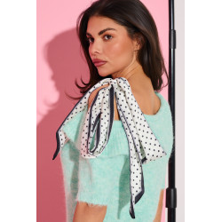 Sweter z odkrytym ramieniem i apaszką w grochy | Hurtownia odzieży damskiej do butiku