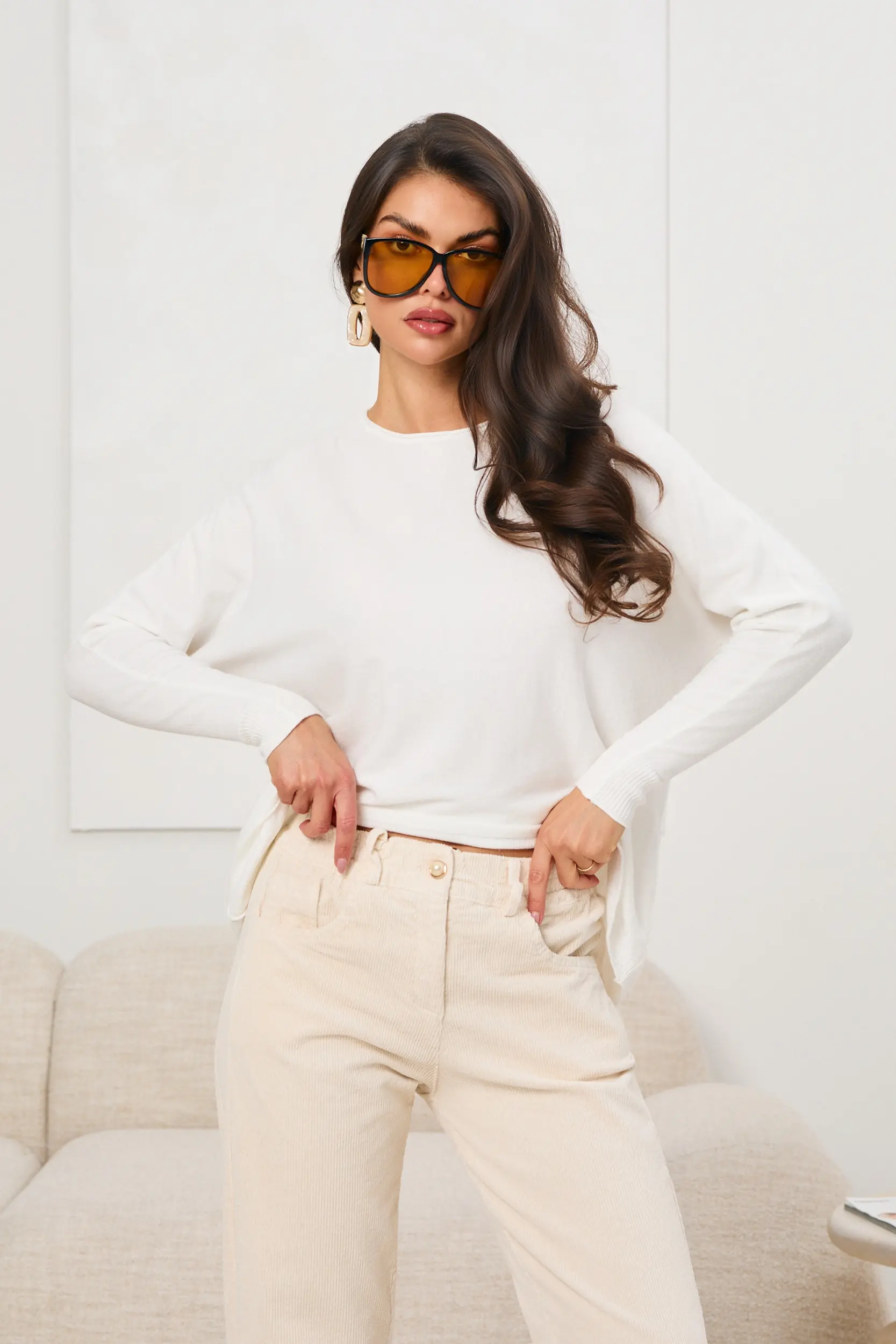 Sweter oversize z guzikami na plecach