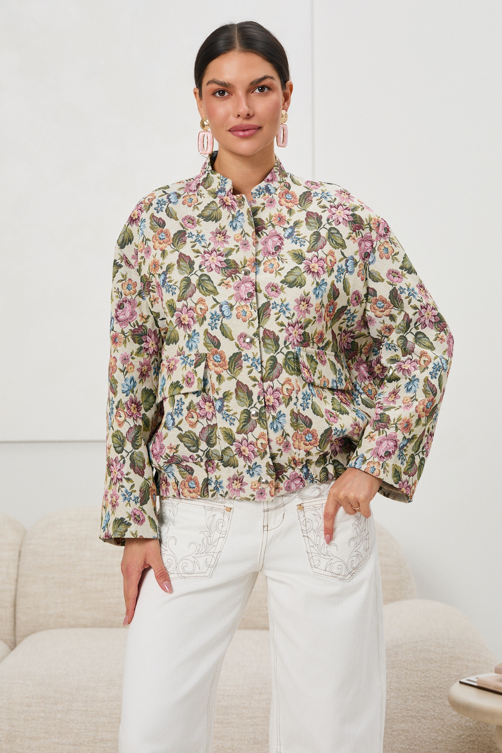 Krótka kurtka w kwiaty z kieszeniami