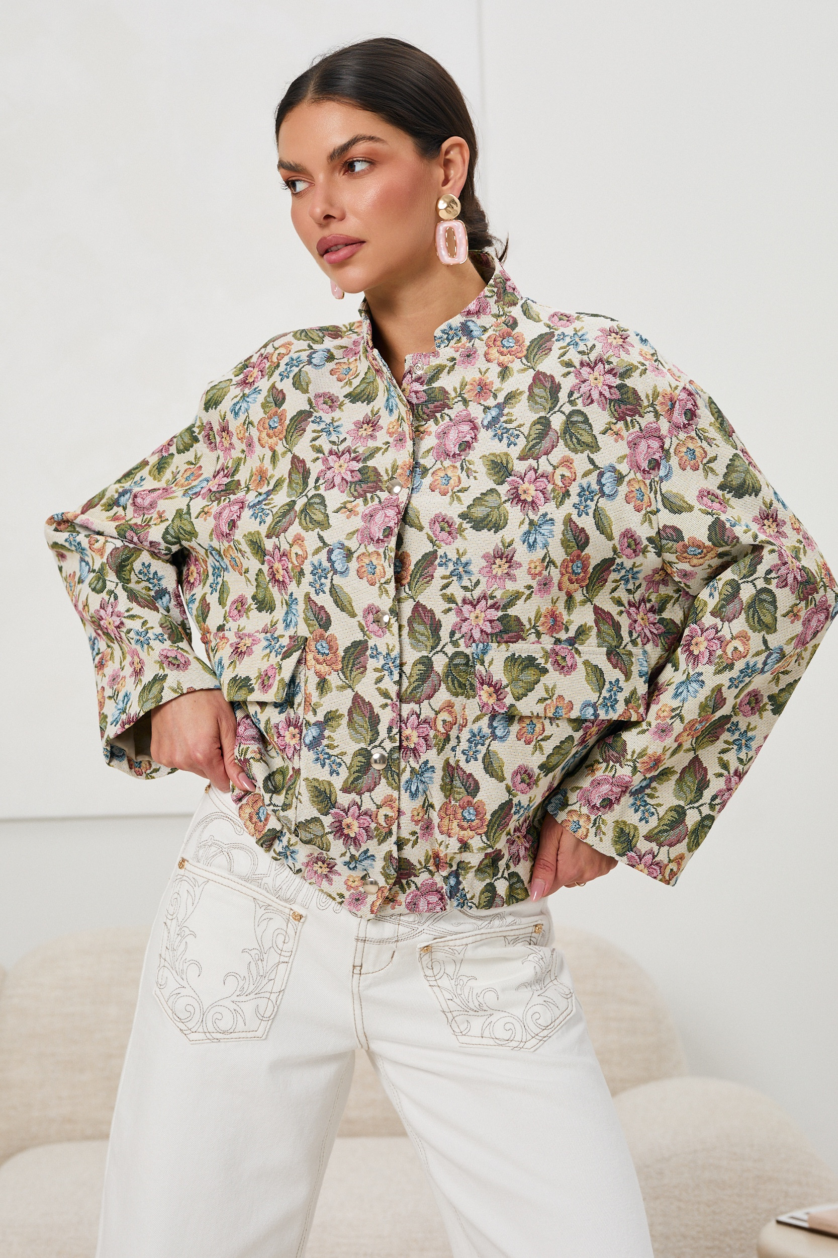 Krótka kurtka w kwiaty z kieszeniami