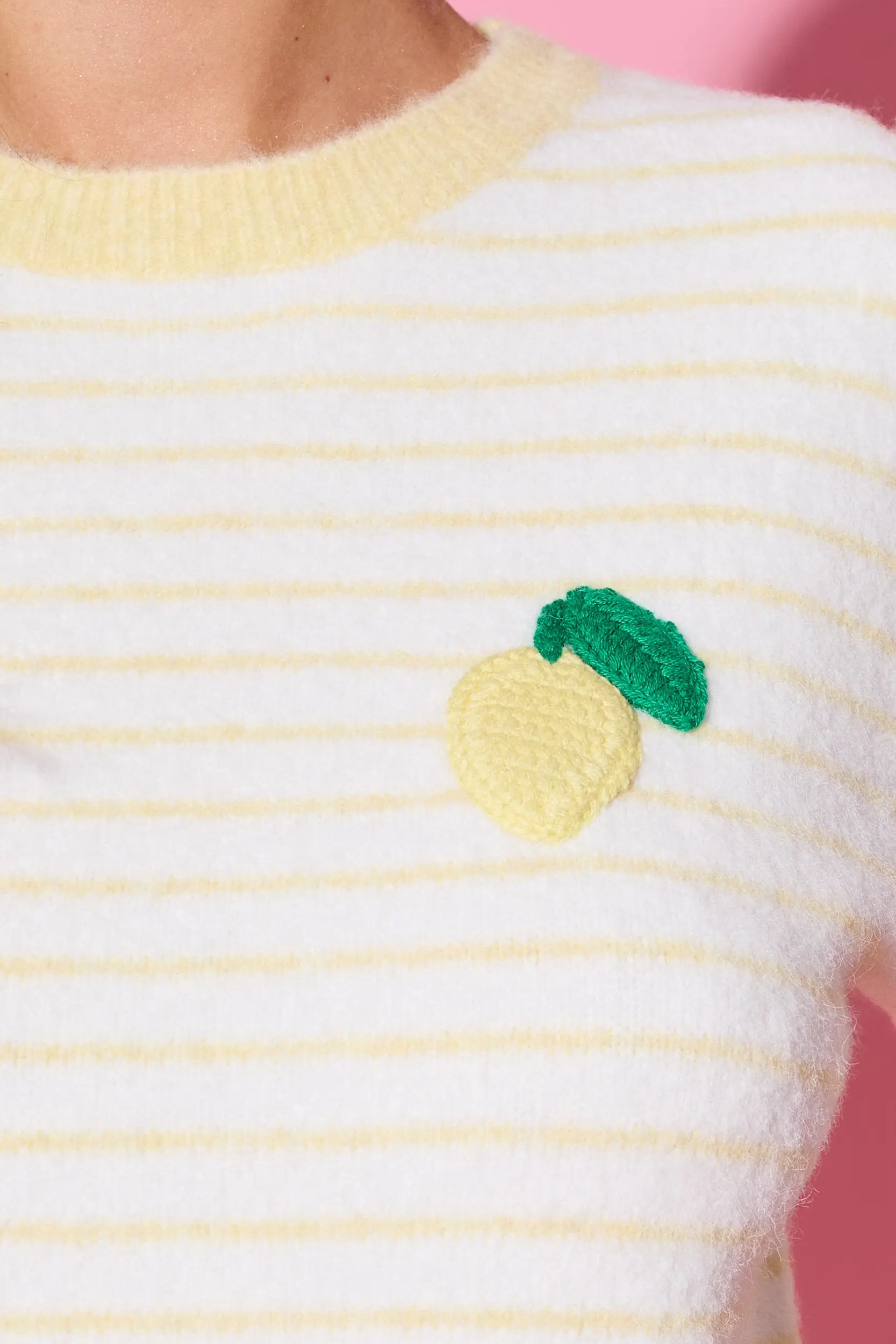 Dzianinowy sweter w paski z cytryną