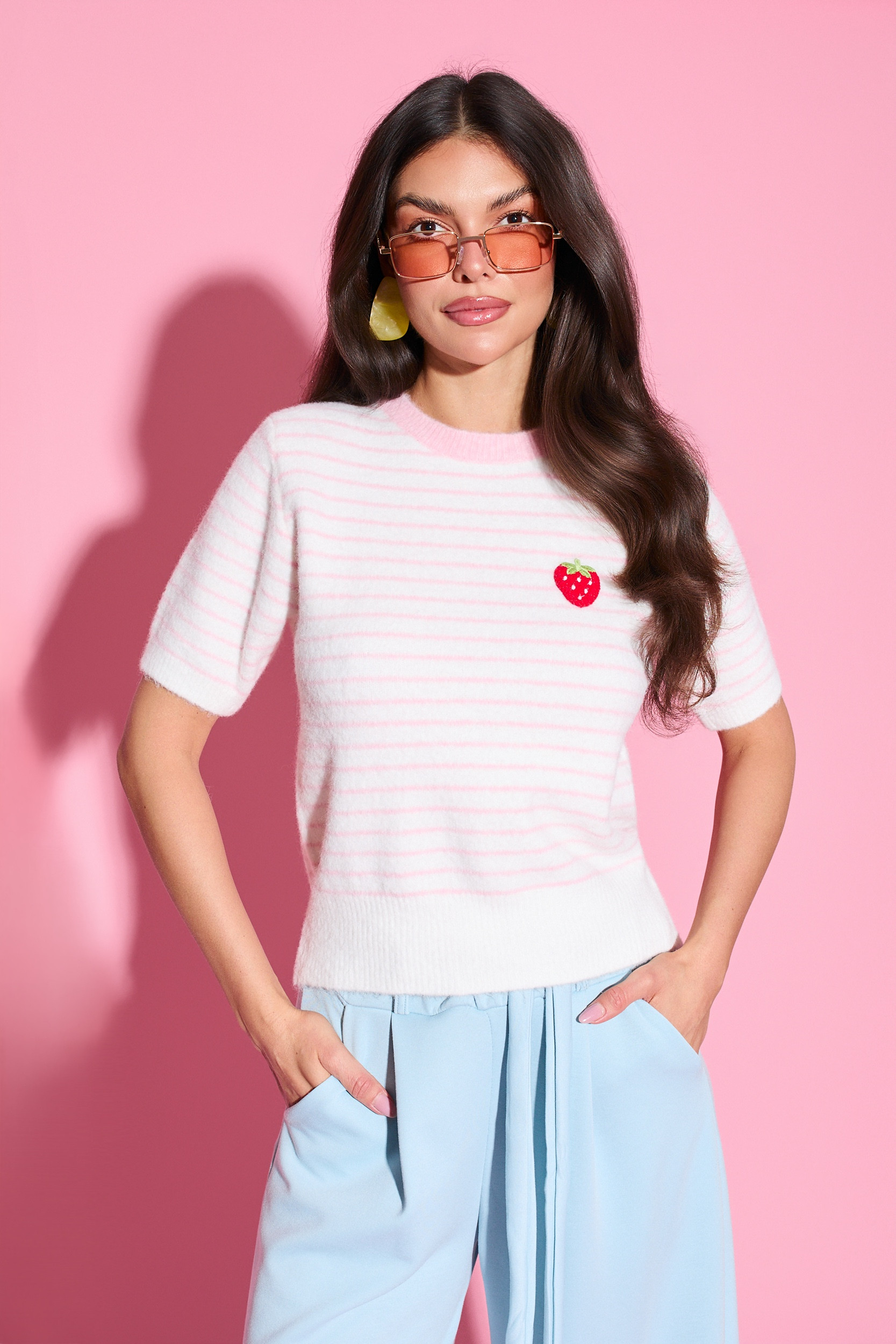 Dzianinowy sweter w paski z truskawką