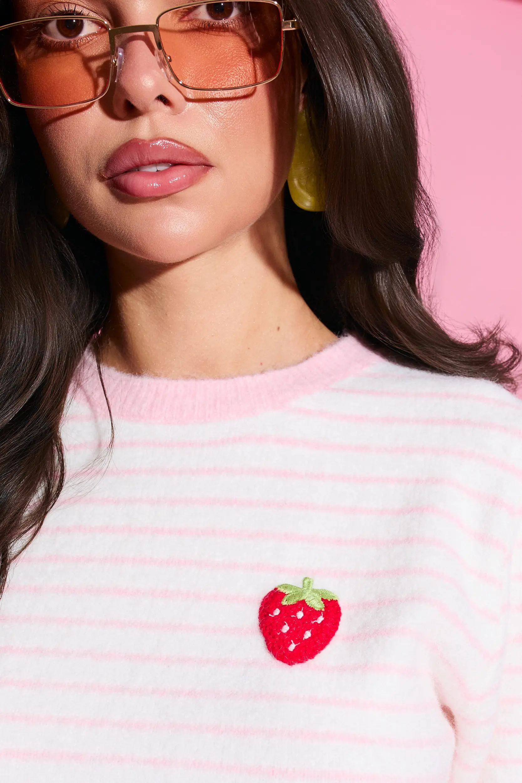 Dzianinowy sweter w paski z truskawką