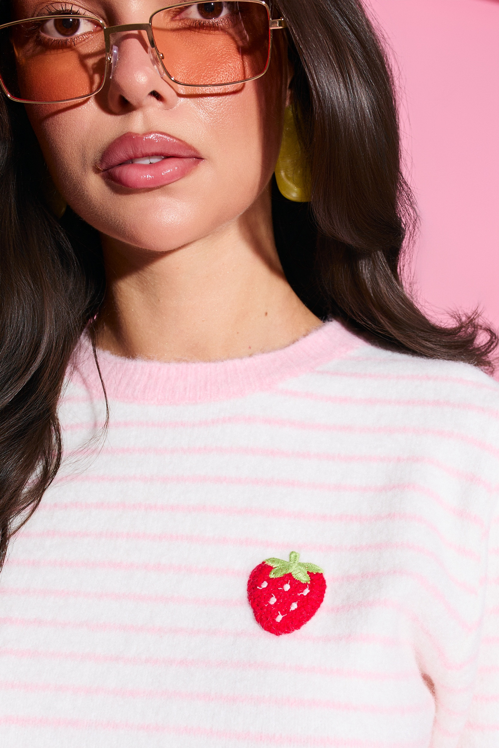 Dzianinowy sweter w paski z truskawką