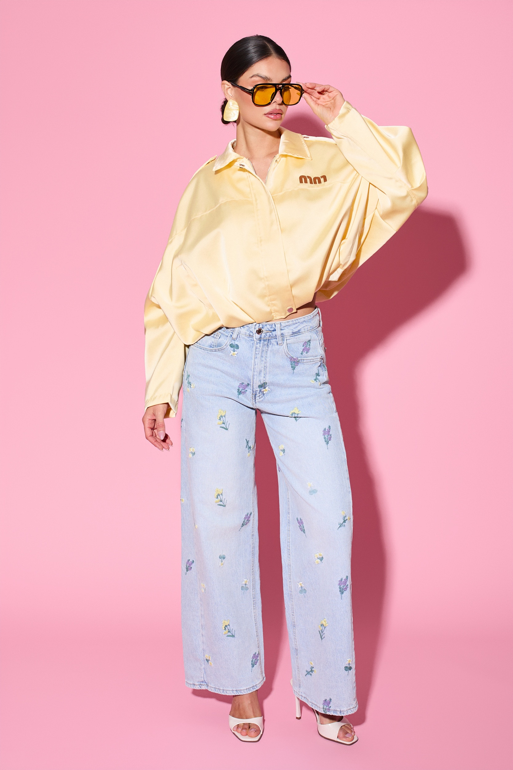 Jeansy straight fit z kwiatowym haftem