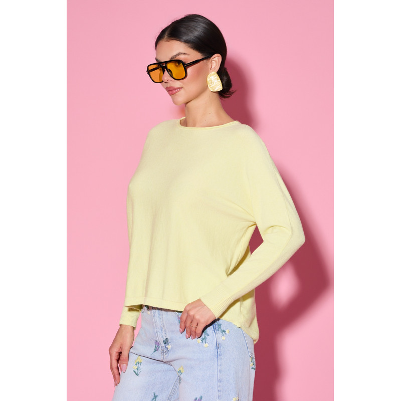 Sweter oversize z guzikami na plecach