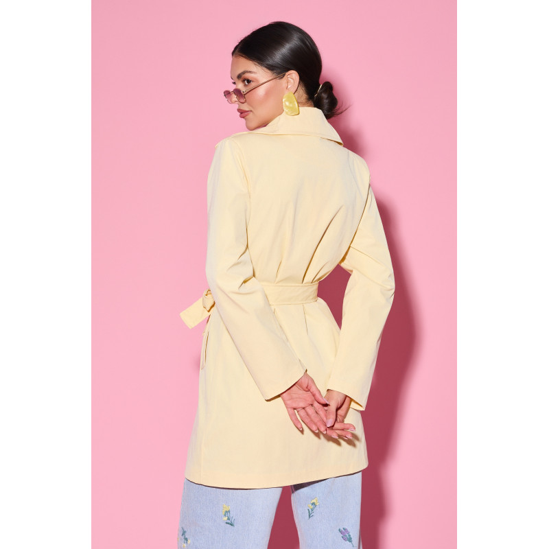 Dwurzędowy płaszcz z wiązaniem w talii