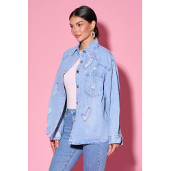 Oversize’owa kurtka jeansowa z haftowanymi sercami