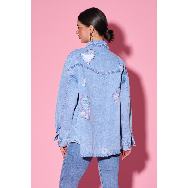Oversize’owa kurtka jeansowa z haftowanymi sercami