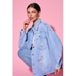 Oversize’owa kurtka jeansowa z haftowanymi sercami