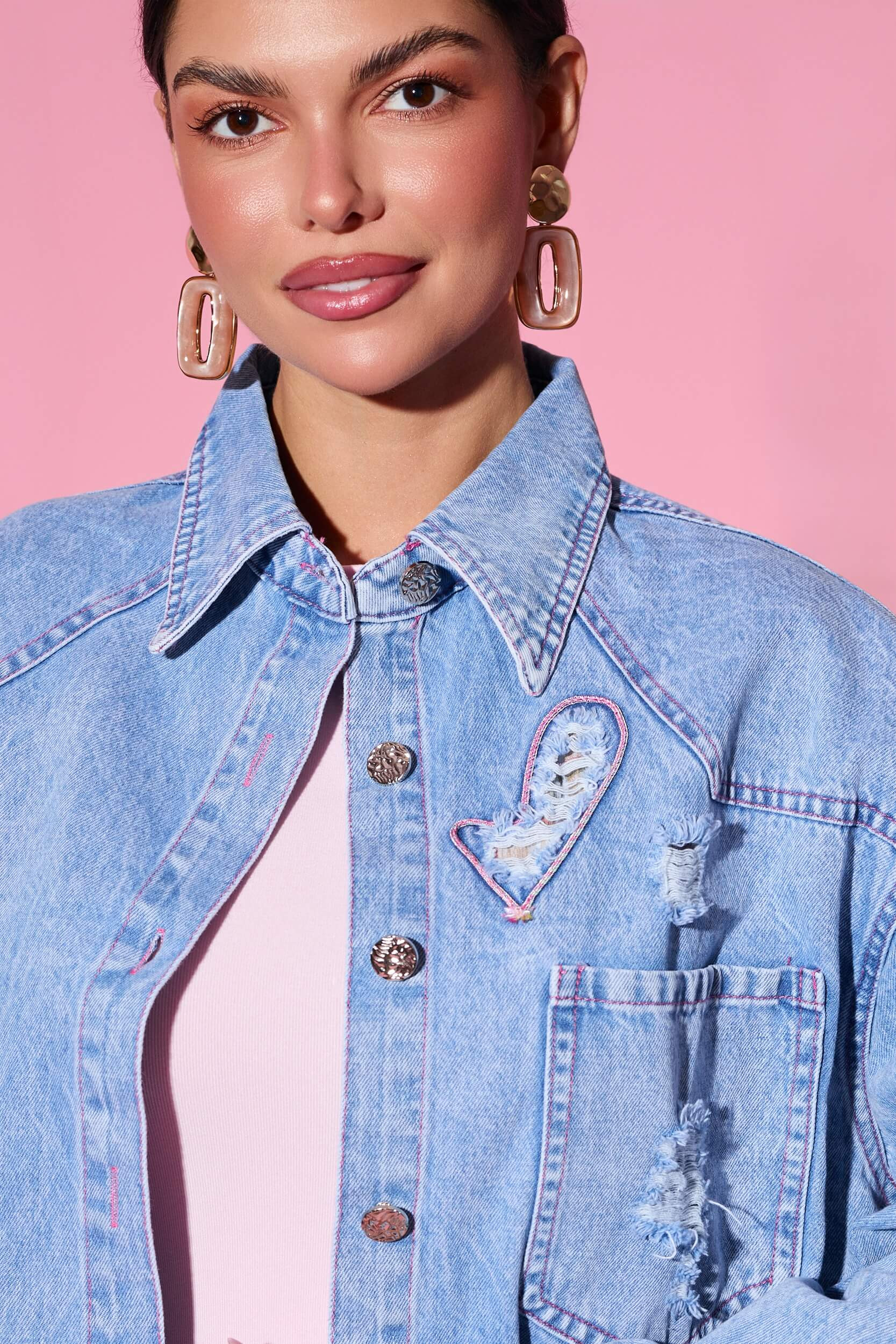 Oversize’owa kurtka jeansowa z haftowanymi sercami