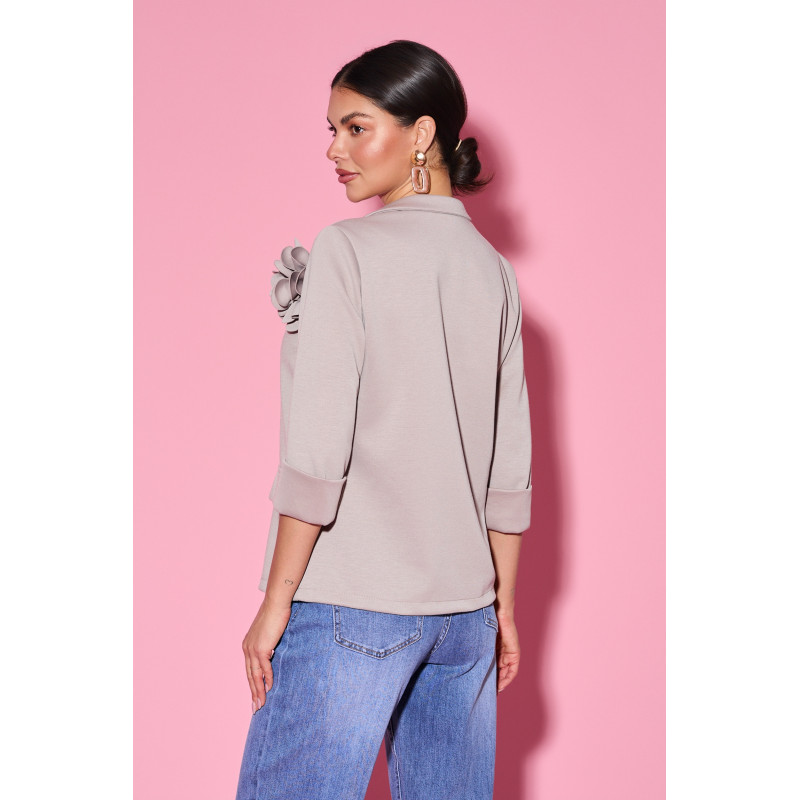 Marynarka o luźnym kroju z kwiatową aplikacją