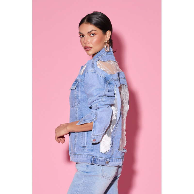 Jeansowa kurtka z koronkowymi wstawkami