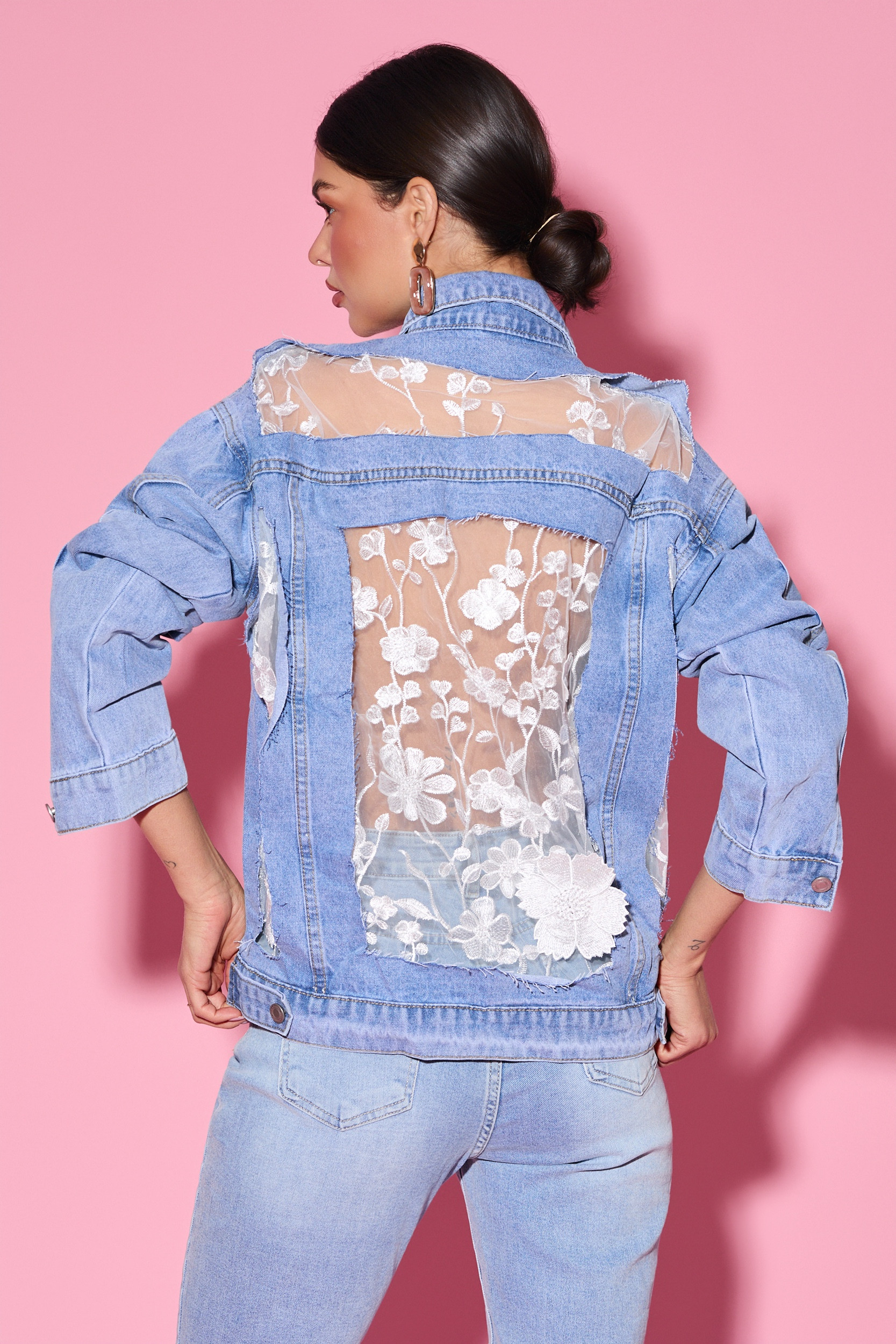 Jeansowa kurtka z koronkowymi wstawkami
