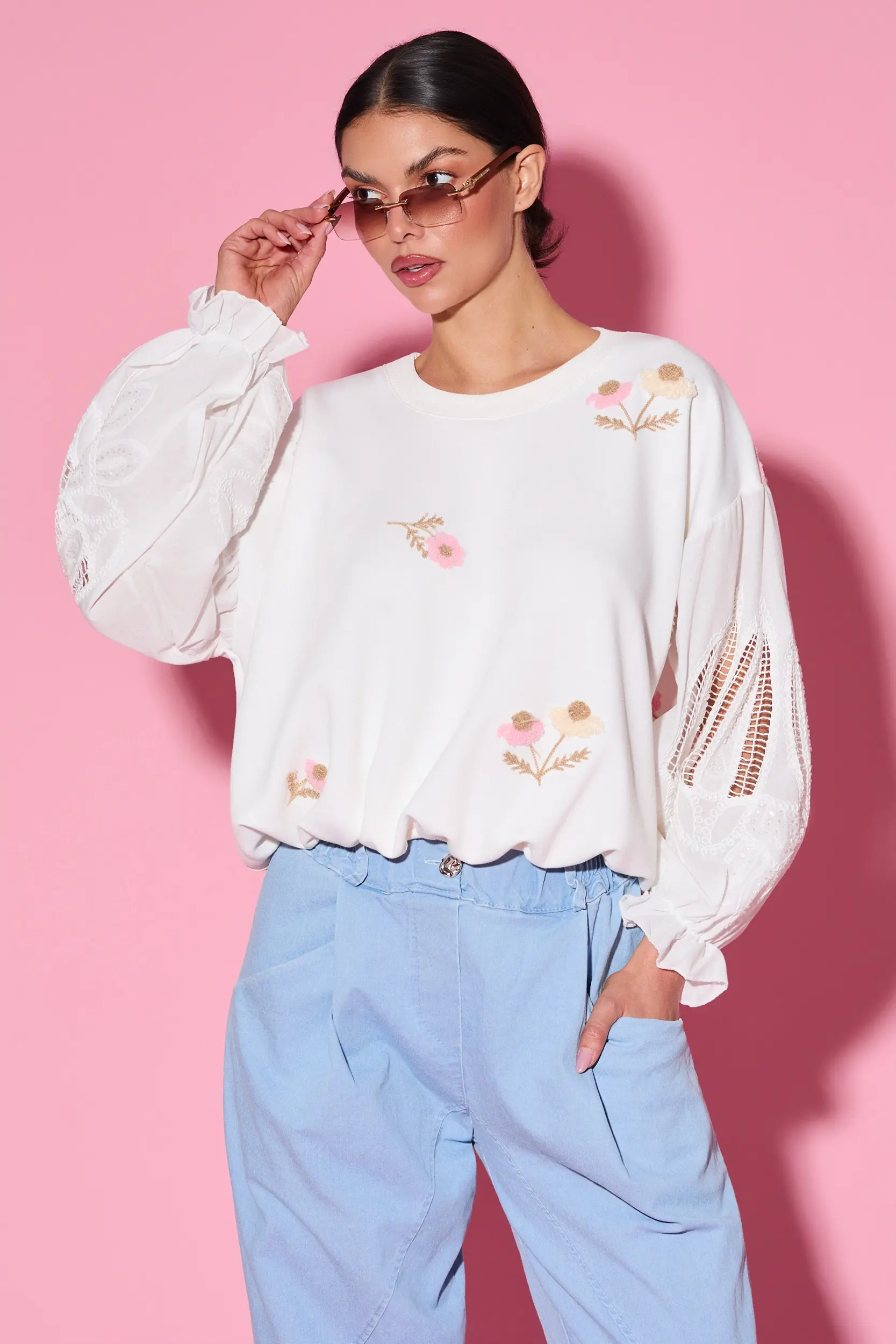 Bluza z haftowanymi kwiatami i ozdobnymi rękawami