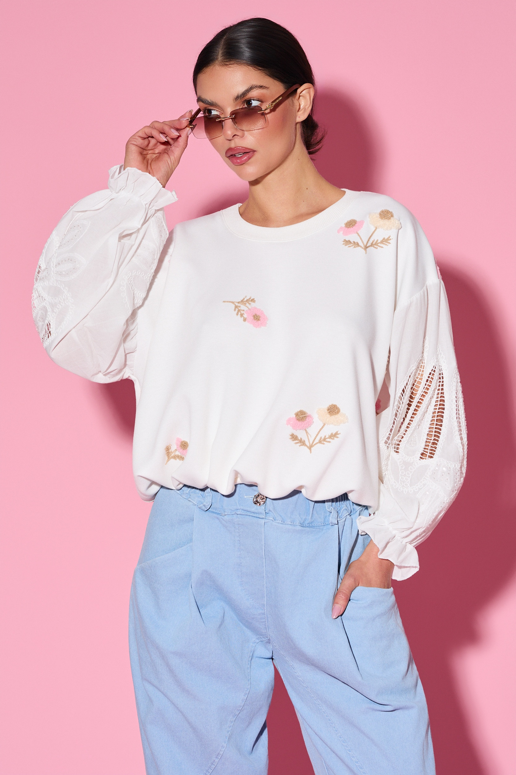 Bluza z haftowanymi kwiatami i ozdobnymi rękawami