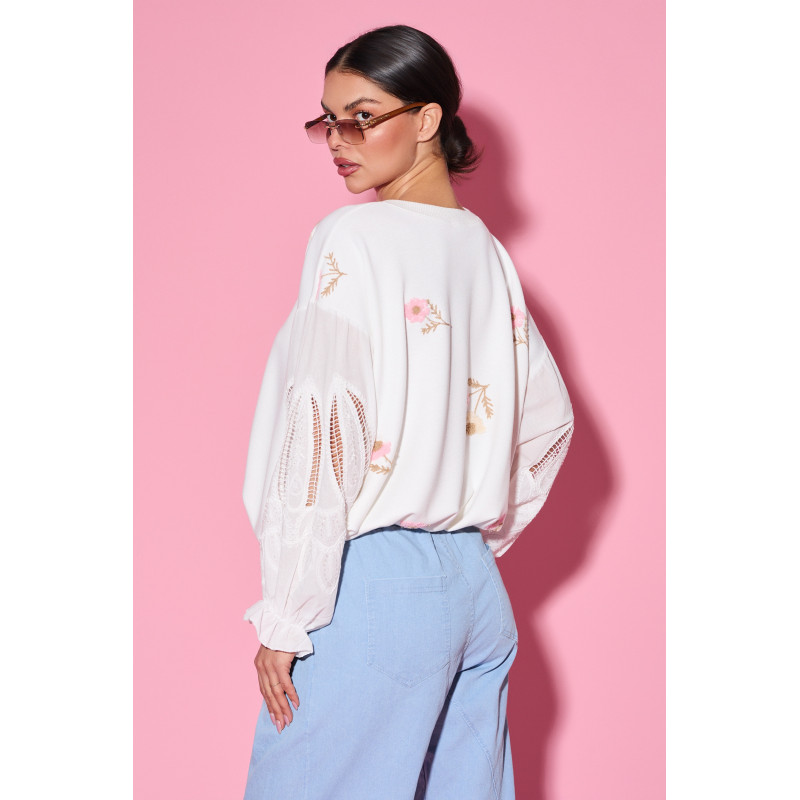 Bluza z haftowanymi kwiatami i ozdobnymi rękawami