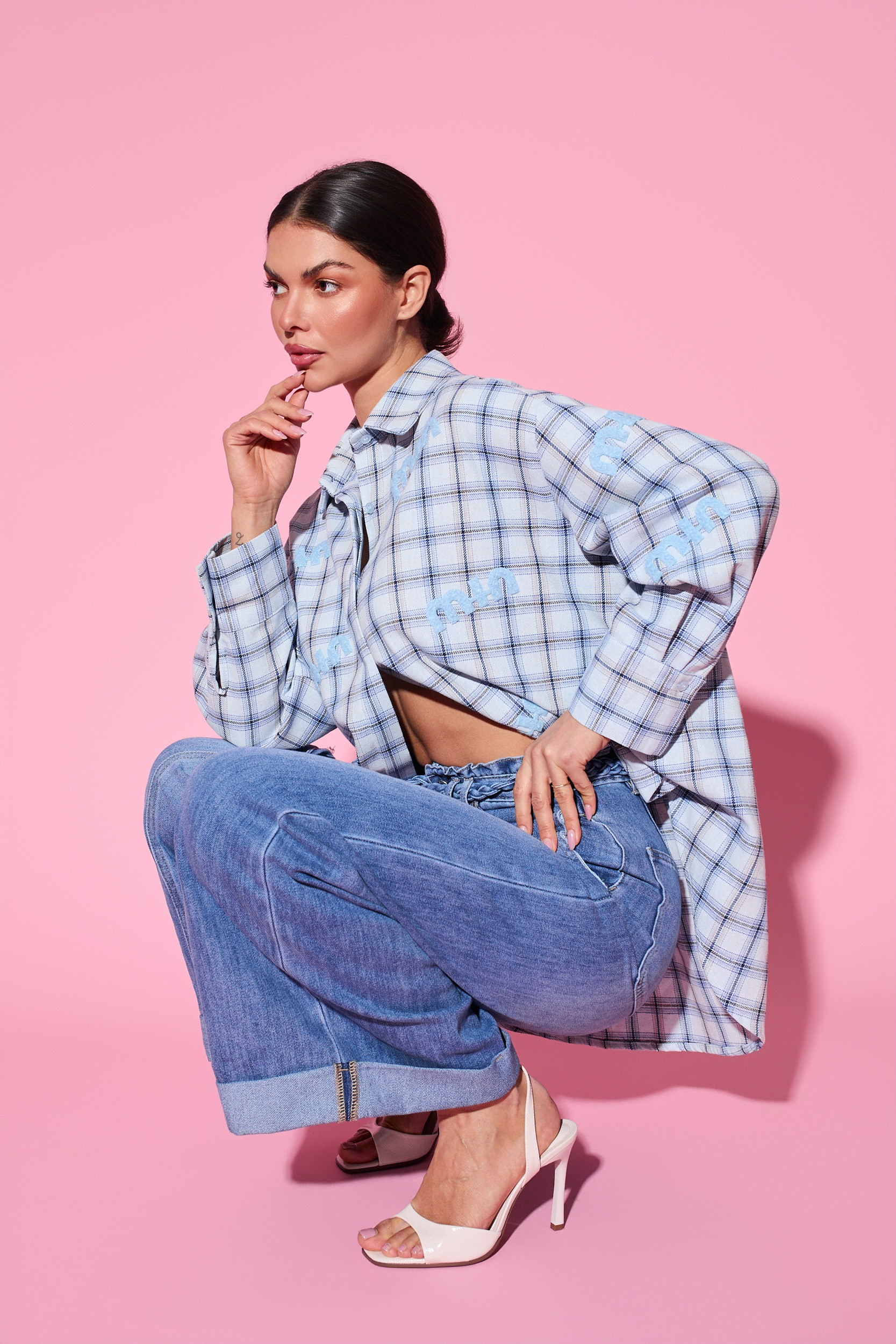 Jeansy wide leg z plecionym paskiem