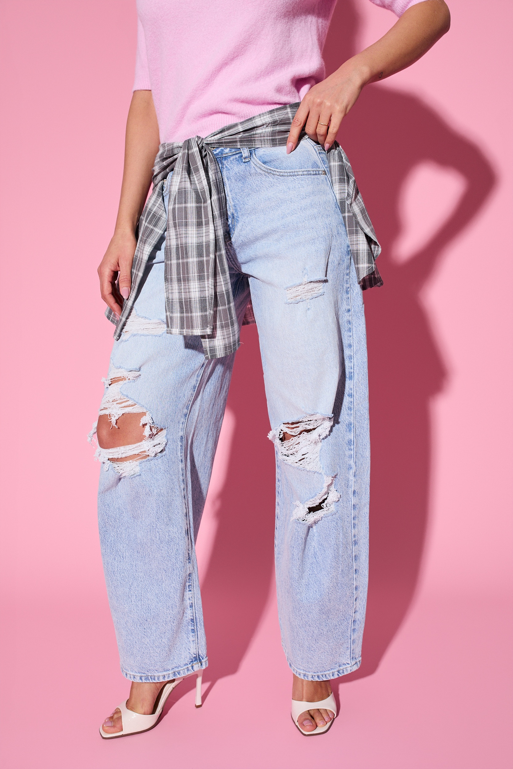 Jeansy wide leg z modnymi przetarciami