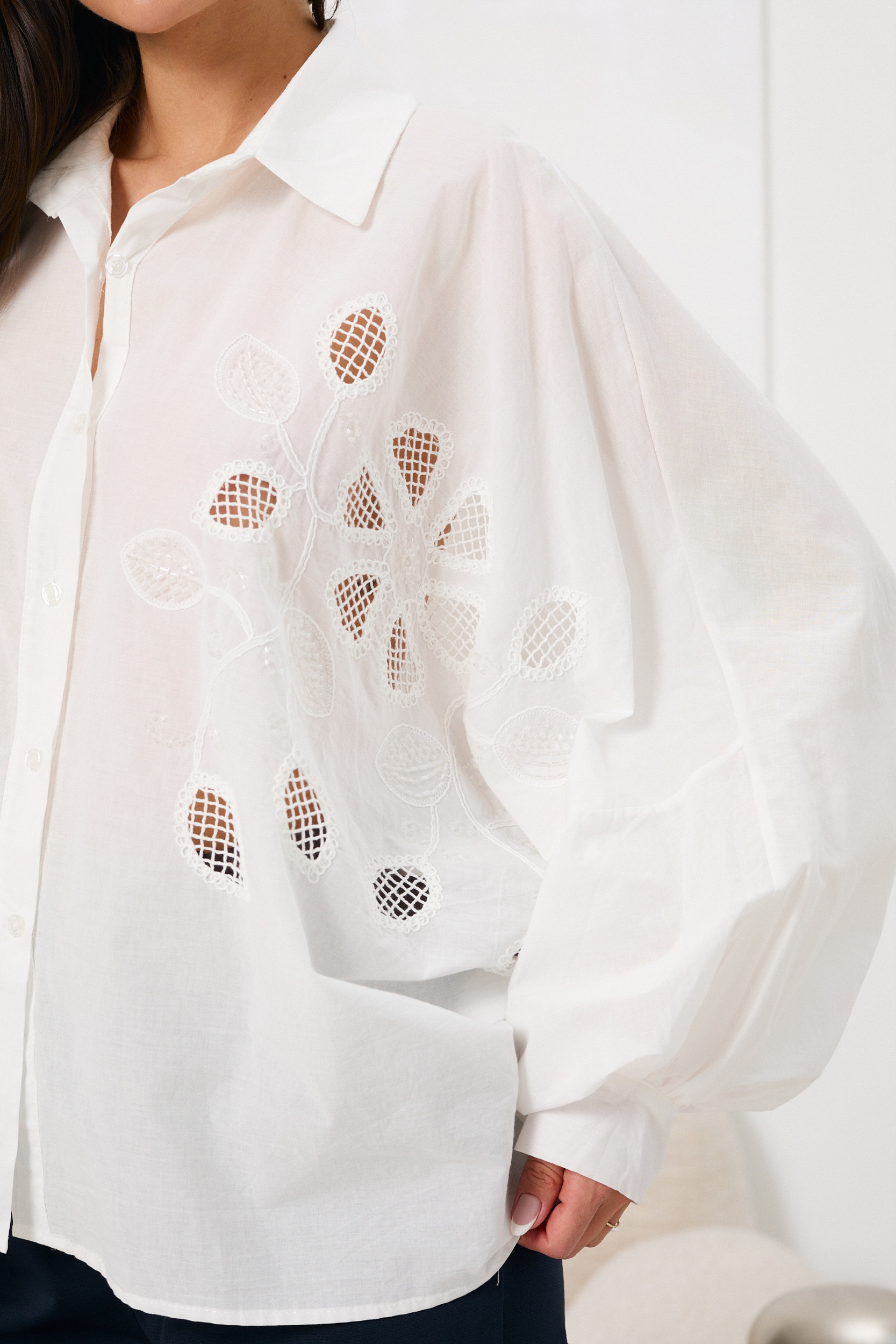 Koszula z haftem i bufiastymi rękawami | Hurtownia odzieży damskiej online