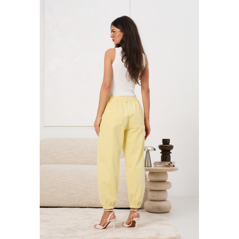 Sztruksowe spodnie typu jogger | Hurt odzieży damskiej online