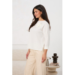 Bluzka z rękawem 3/4 i ozdobną różą | Sprzedaż hurtowa odzieży damskiej