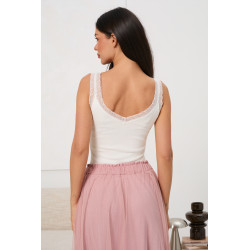 Prążkowany top z koronkowym wykończeniem | Hurtownia damska online