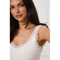 Prążkowany top z koronkowym wykończeniem | Hurtownia damska online