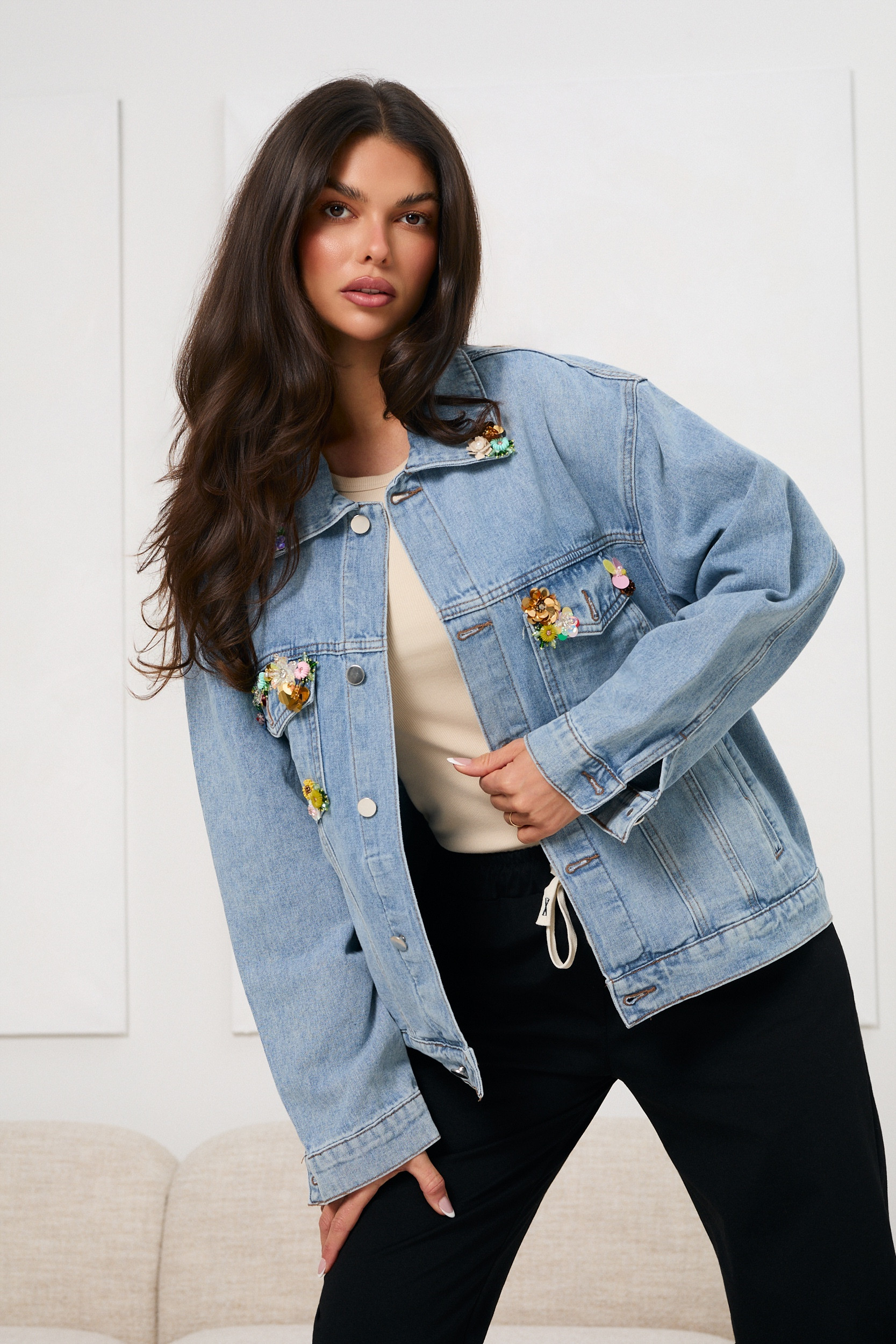 Kurtka jeansowa z kwiatowymi naszywkami | Hurtownia odzieży dla butiku