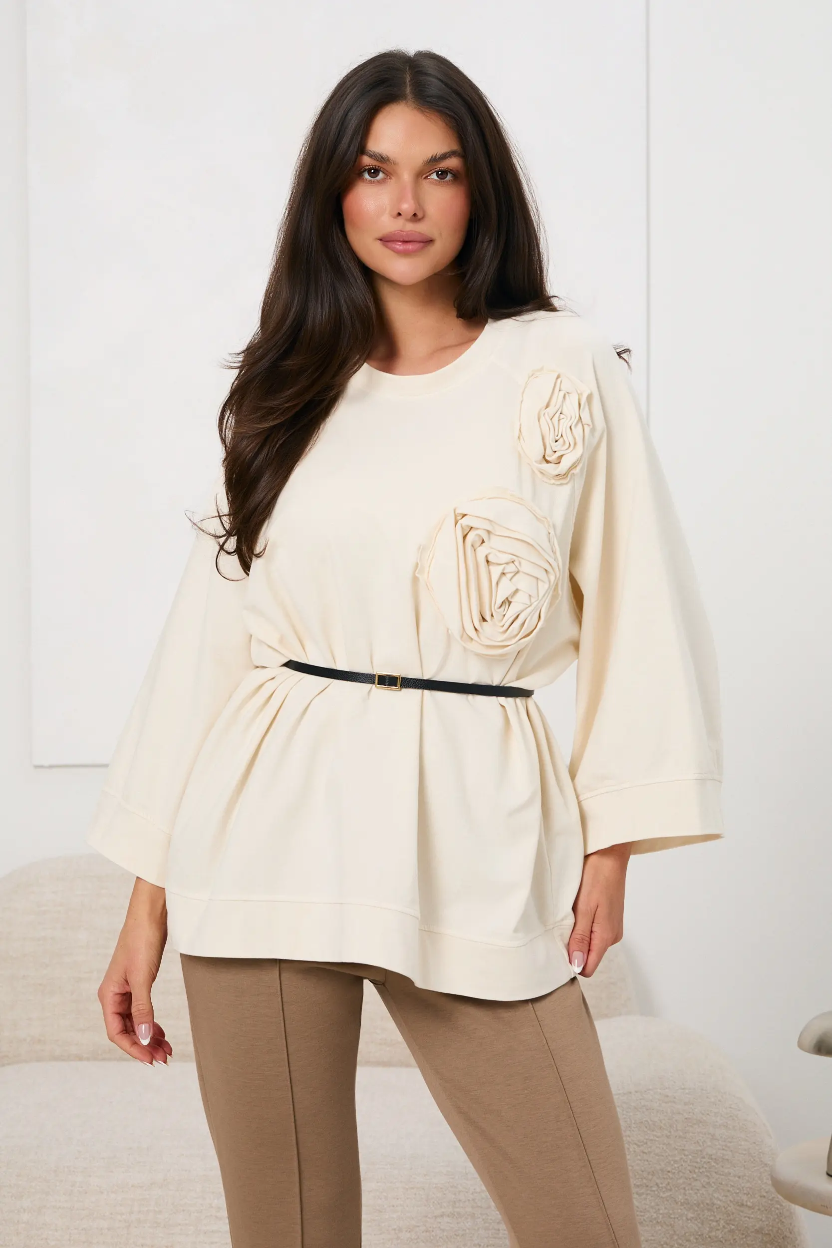 Bluza oversize z aplikacjami w kształcie róż i paskiem