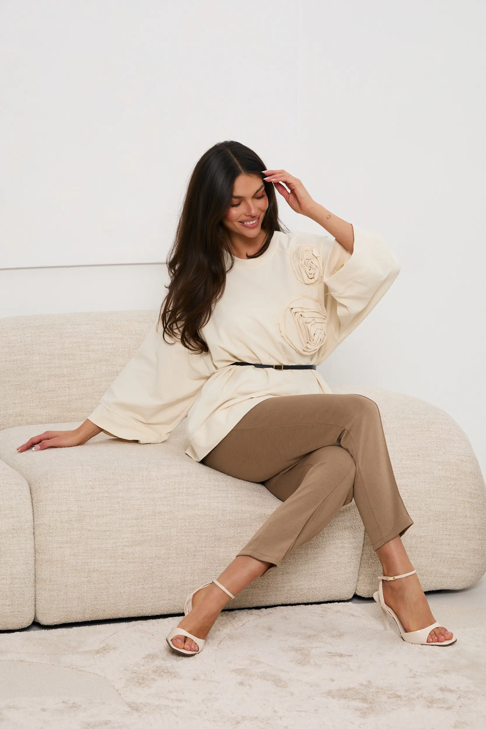 Bluza oversize z aplikacjami w kształcie róż i paskiem