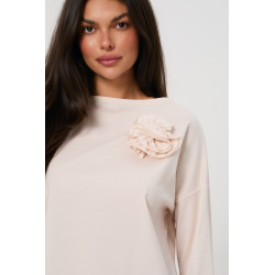 Bluzka z rękawem 3/4 i ozdobną różą | Sprzedaż hurtowa odzieży damskiej