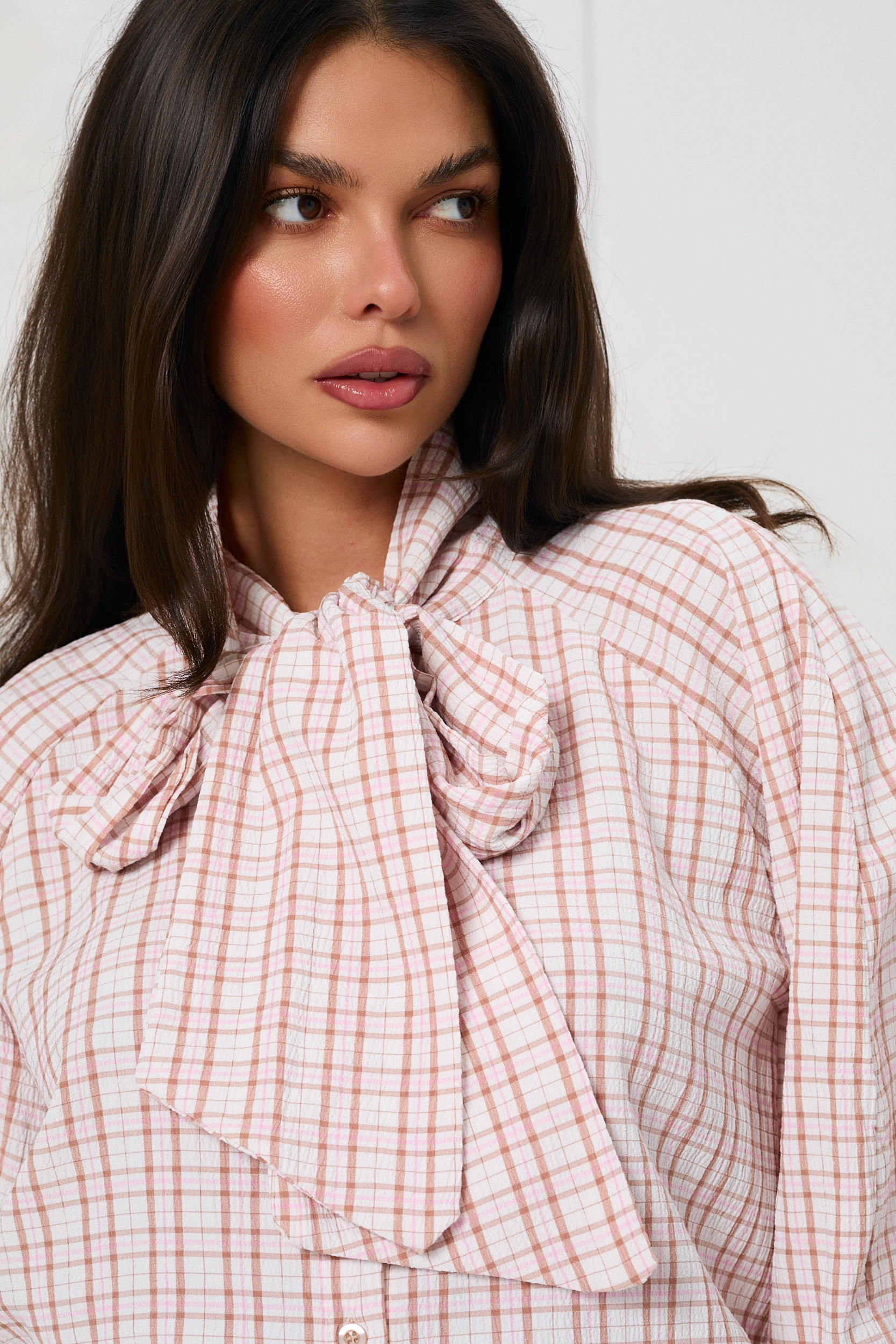 Koszula w kratę z wiązaniem przy szyi | Hurtownia odzieży na sztuki