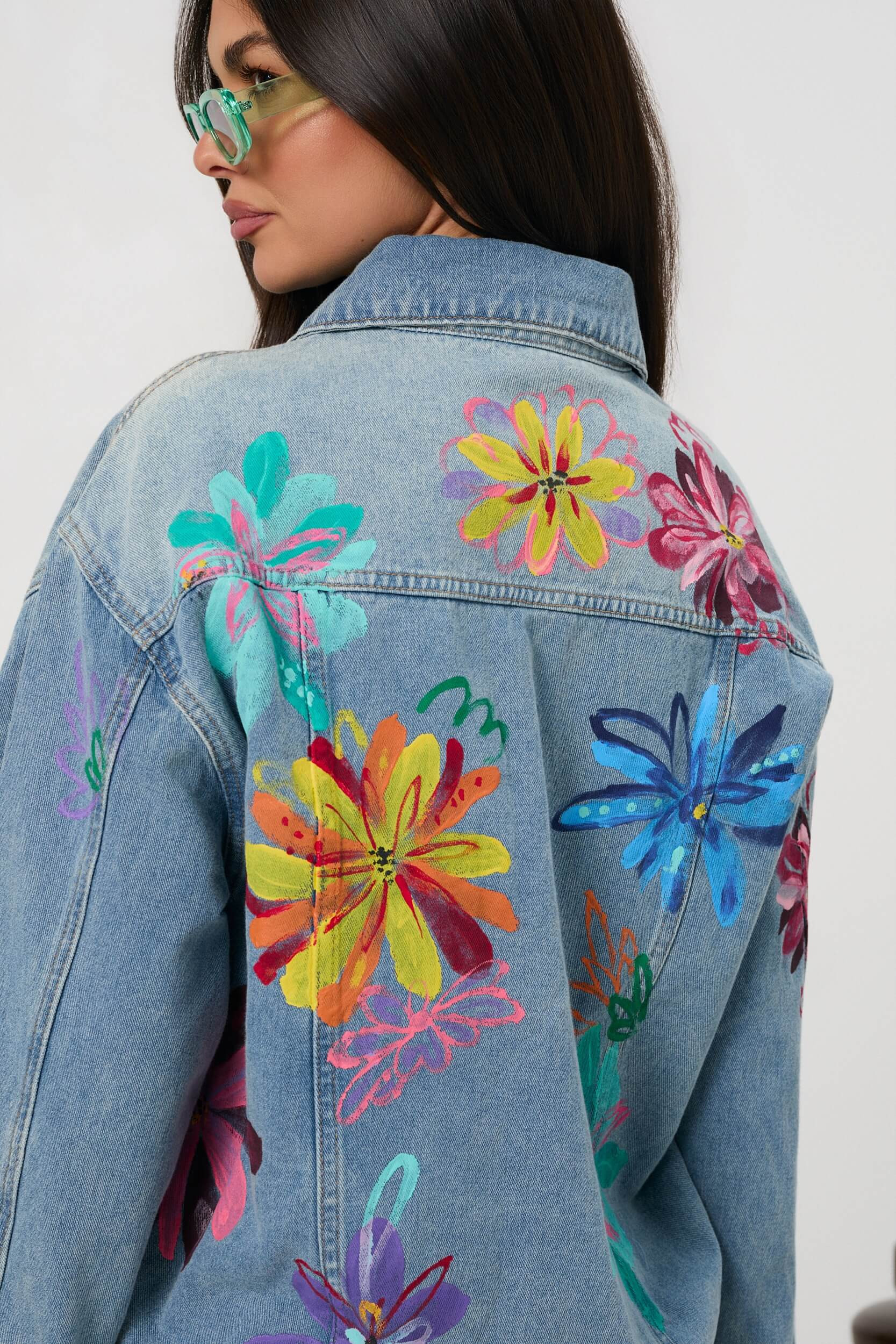 Kurtka jeansowa z malowanymi kwiatami na plecach | Hurtownia odzieży damskiej online