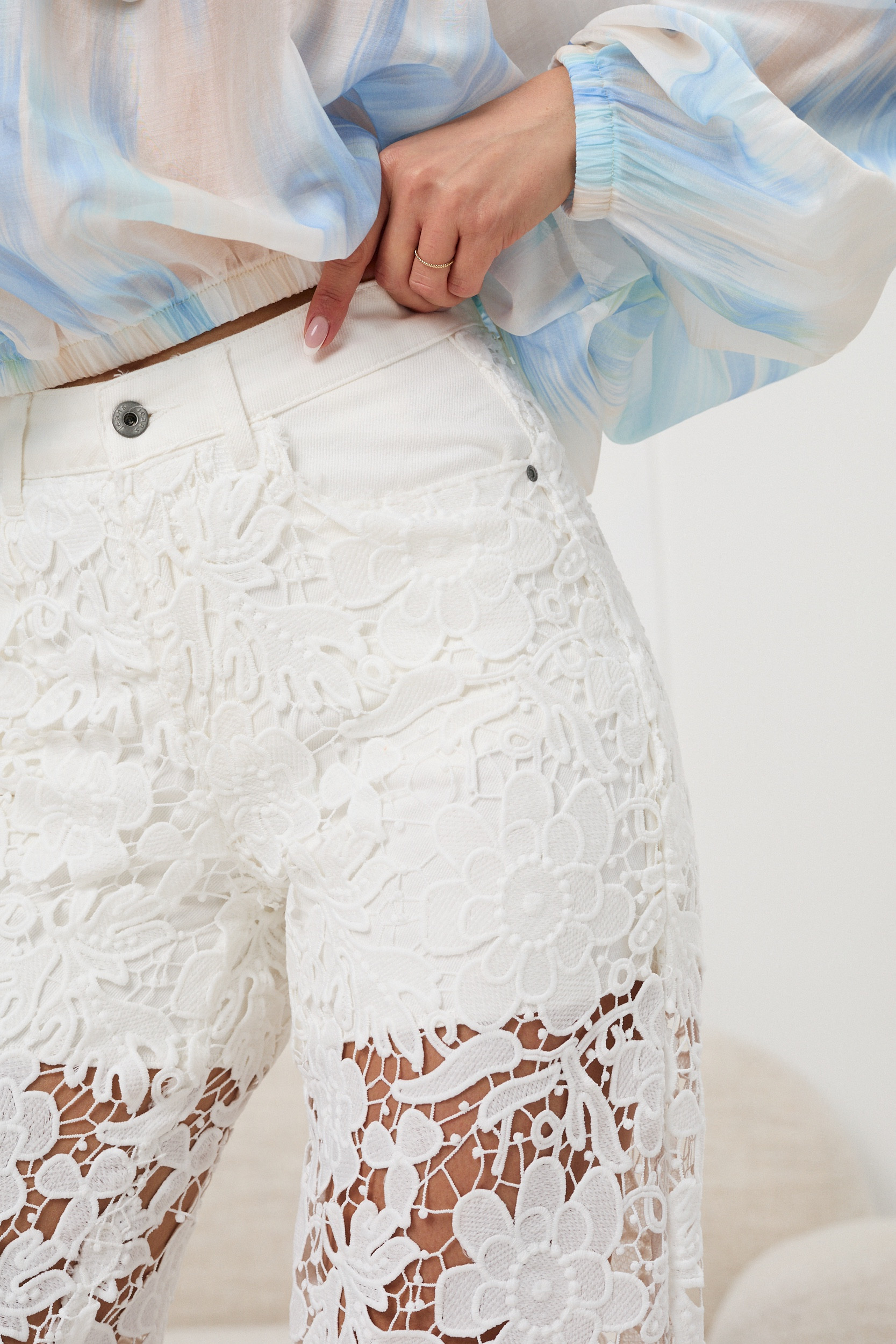 Spodnie z kwiatowej koronki z transparentnymi nogawkami | Tania odzież damska w hurcie