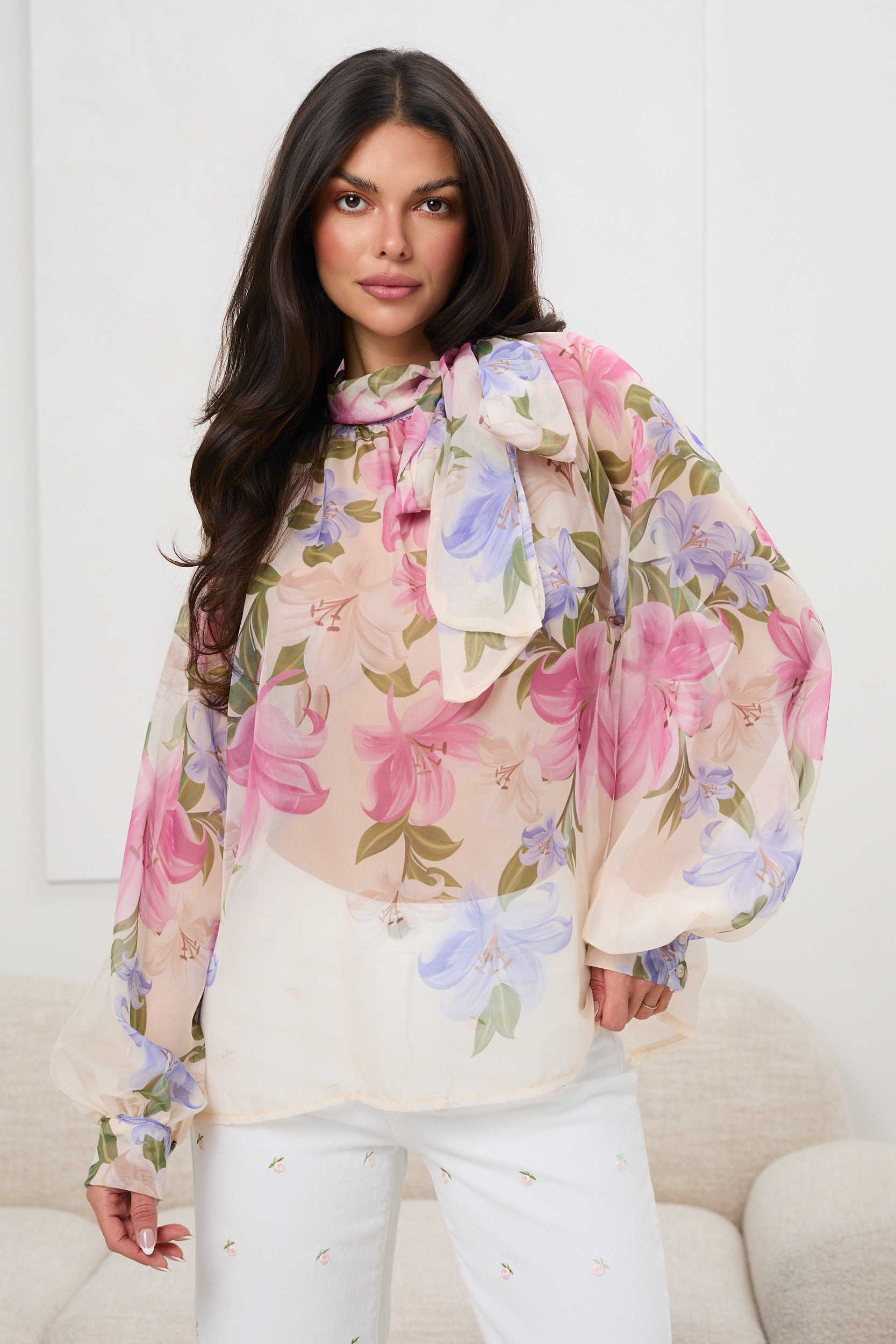 Bluzka szyfonowa w kwiaty z wiązaniem pod szyją | Hurtownia odzieży dla butików i sklepów