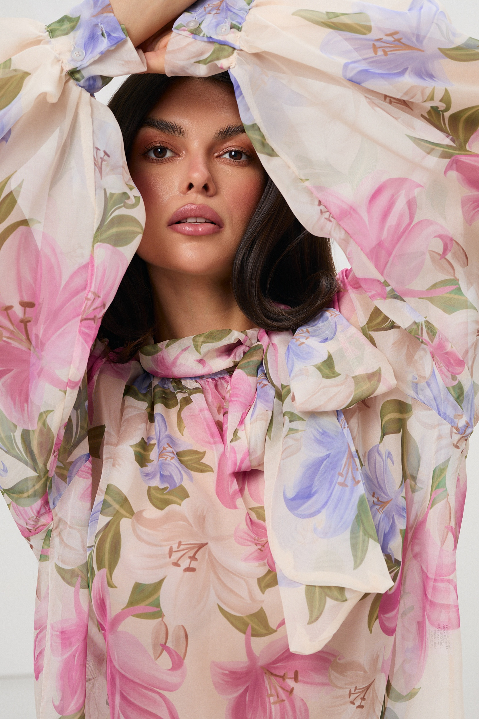 Bluzka szyfonowa w kwiaty z wiązaniem pod szyją | Hurtownia odzieży dla butików i sklepów