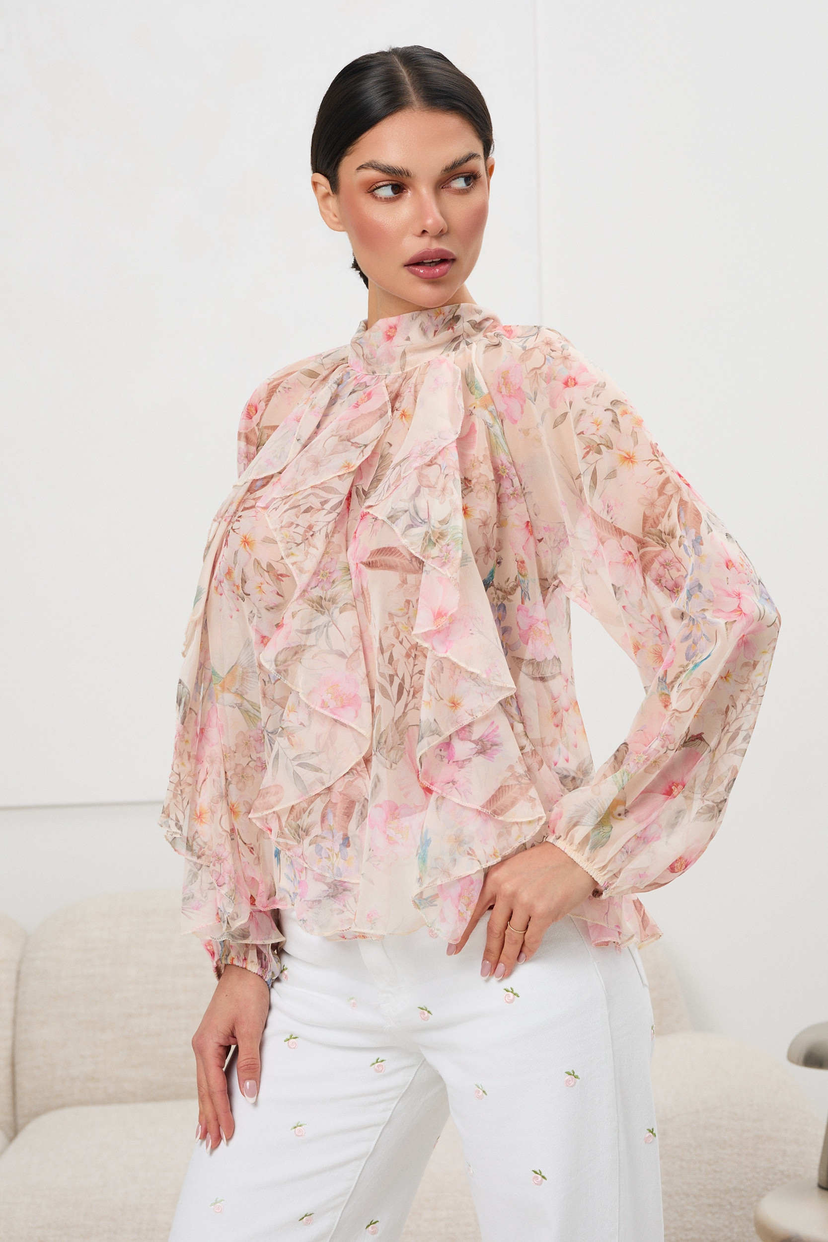 Bluzka w pastelowe kwiaty z falbanami | Modna odzież damska hurt