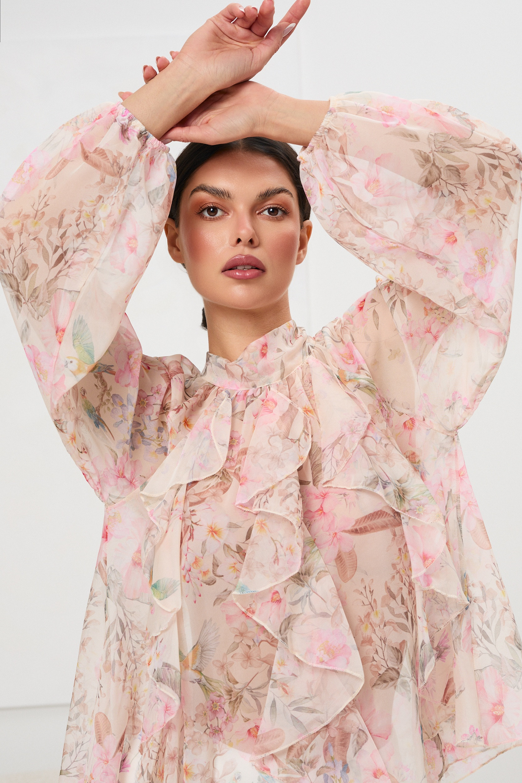 Bluzka w pastelowe kwiaty z falbanami | Modna odzież damska hurt