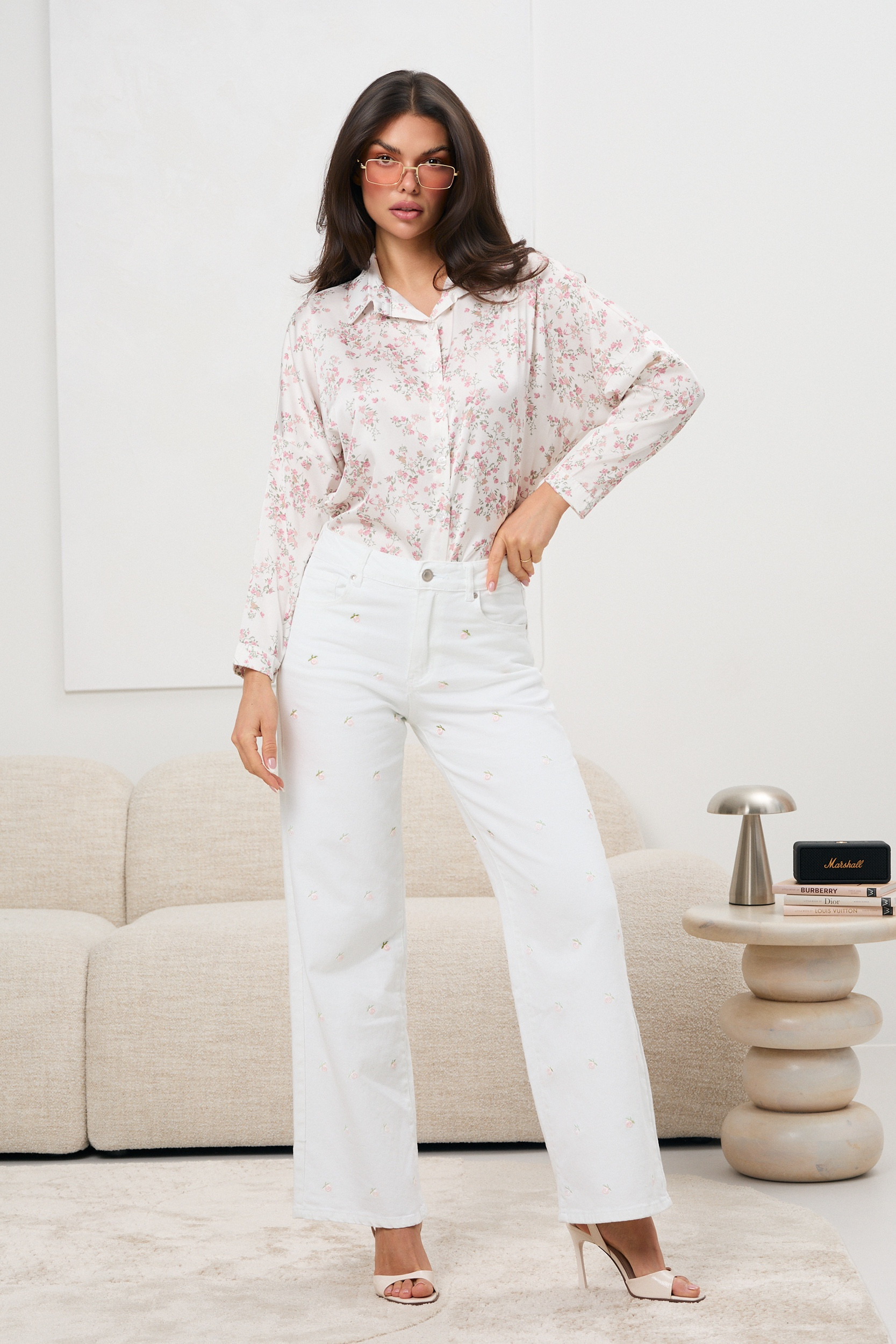 Białe jeansy z haftem w drobne różyczki | Hurtownia odzieży damskiej z Włoch