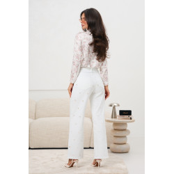 Białe jeansy z haftem w drobne różyczki