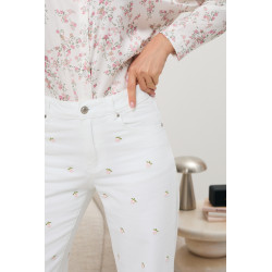 Białe jeansy z haftem w drobne różyczki