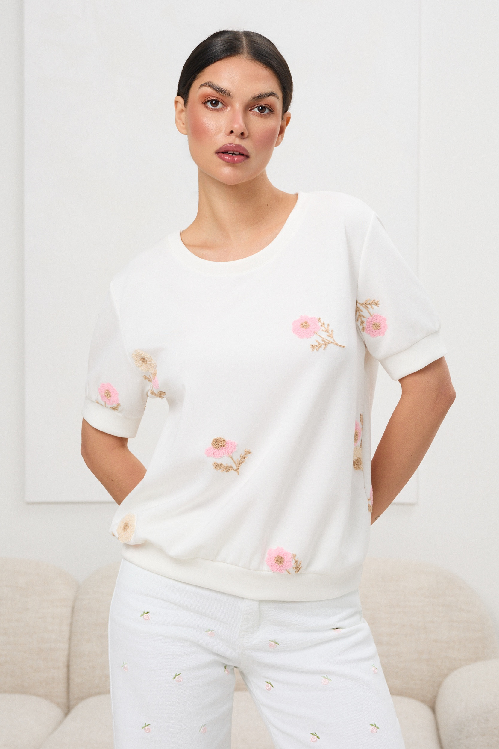 Bluzka z haftowanymi kwiatami | Hurtownia odzieży damskiej dla butiku