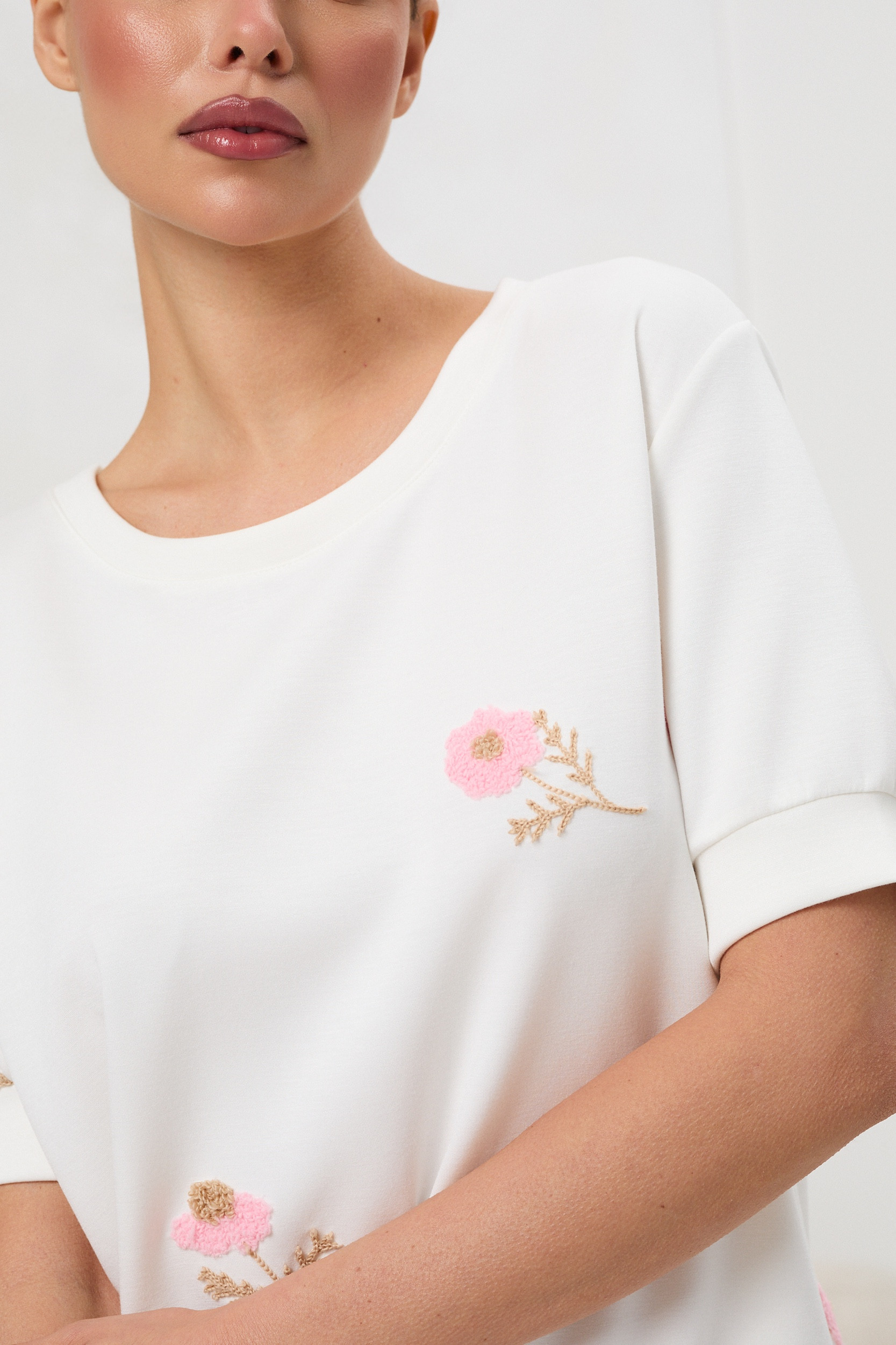 Bluzka z haftowanymi kwiatami | Hurtownia odzieży damskiej dla butiku